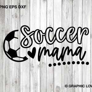 Peut inclure: Conception graphique en noir et blanc avec un ballon de football et le texte "Soccer mama..." avec un symbole de cœur.