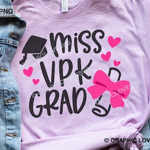 Vpk 卒業式 SVG PNG、ミス Vpk 卒業生 SVG、かわいい Vpk 卒業式シャツ PNG、学校最終日 SVG、DXF、クリカット、昇華