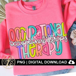 Puede incluir: Sudadera rosa con el texto "Occupational Therapy" en letras de colores y contorneadas. Las letras son de varios colores, incluyendo rosa, amarillo, verde, azul y morado.