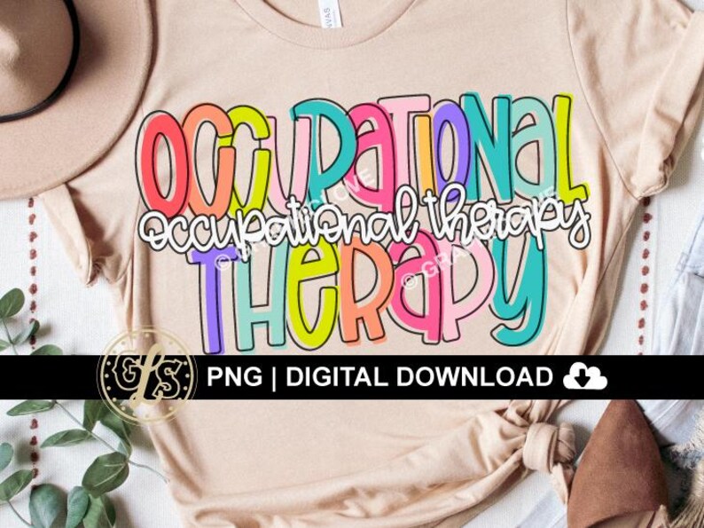 Puede incluir: Una camiseta beige con el texto "Occupational Therapy" en colores arco&iacute;ris. El texto est&aacute; en un estilo divertido y dibujado a mano.