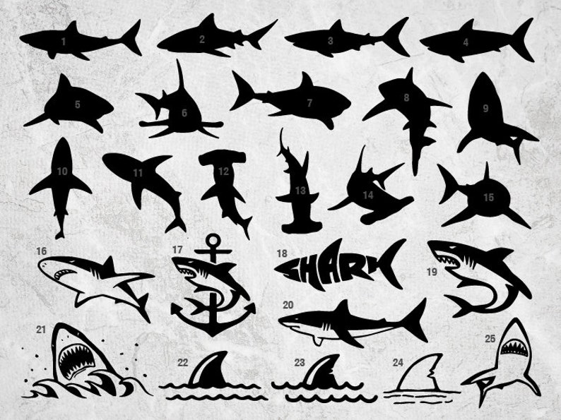Pu&ograve; includere: Illustrazioni in silhouette in bianco e nero di 25 diversi design di squali. Gli squali sono numerati da 1 a 25. Alcuni squali stanno nuotando, altri stanno saltando fuori dall'acqua e altri hanno un design pi&ugrave; stilizzato.
