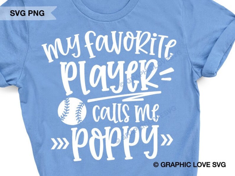 Pode incluir: Uma camiseta azul claro com texto branco que diz "Meu jogador favorito me chama de papai" com um gr&aacute;fico de beisebol.