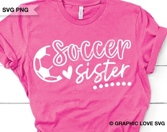 Könnte beinhalten: Pinkes T-Shirt mit einem weißen Fußball und dem Text "Soccer Sister" mit einem Herz und Punkten.