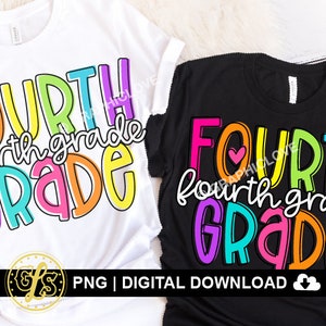 K&ouml;nnte beinhalten: Zwei T-Shirts mit dem Text "FOURTH fourth grade GRADE" in Regenbogenfarben. Der Text ist schwarz umrandet. Die Shirts sind wei&szlig; und schwarz.