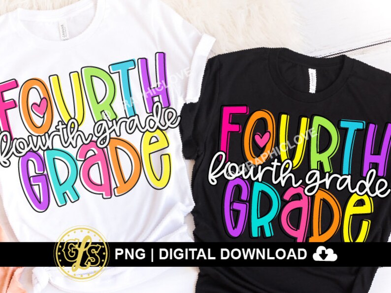 K&ouml;nnte beinhalten: Zwei T-Shirts mit dem Text "FOURTH fourth grade GRADE" in Regenbogenfarben. Der Text ist schwarz umrandet. Die Shirts sind wei&szlig; und schwarz.