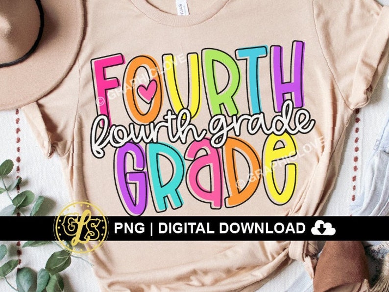 K&ouml;nnte beinhalten: Ein beiges T-Shirt mit dem Text "FOURTH fourth grade GRADE" in Regenbogenfarben. Der Text ist schwarz umrandet. In der Mitte des Wortes "FOURTH" befindet sich ein kleines pinkfarbenes Herz.
