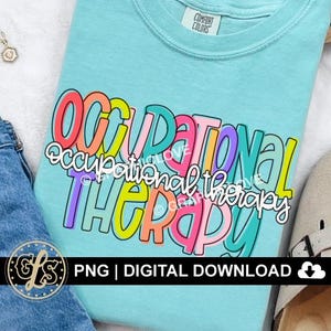 Puede incluir: Una camiseta turquesa con el texto "Occupational Therapy" en letras de colores y contorneadas. Las letras est&aacute;n en un arco&iacute;ris de colores, incluyendo rosa, amarillo, verde, azul y morado.
