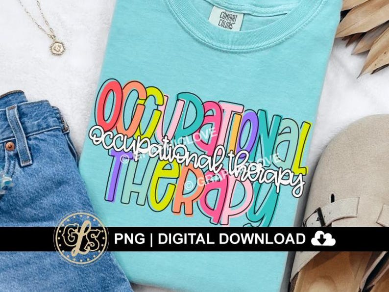Puede incluir: Una camiseta turquesa con el texto "Occupational Therapy" en letras de colores y contorneadas. Las letras est&aacute;n en un arco&iacute;ris de colores, incluyendo rosa, amarillo, verde, azul y morado.