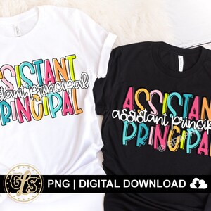 Puede incluir: Dos camisetas blancas y negras con el texto "Assistant Principal" en colores arco&iacute;ris. El texto est&aacute; en una fuente divertida y juguetona.