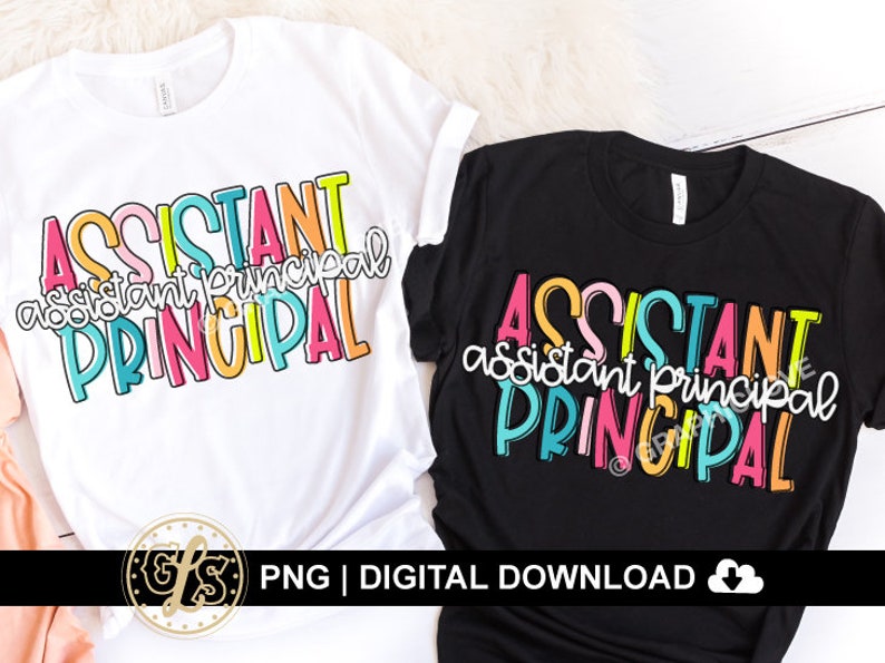 Puede incluir: Dos camisetas blancas y negras con el texto "Assistant Principal" en colores arco&iacute;ris. El texto est&aacute; en una fuente divertida y juguetona.