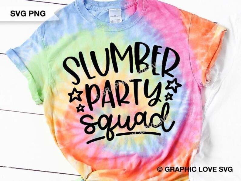 Op de afbeelding: Een tie-dye T-shirt met de tekst "Slumber Party Squad" in zwarte letters. Het shirt heeft een regenboog tie-dye patroon met tinten roze, blauw, geel en oranje.