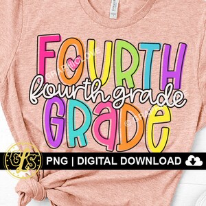 K&ouml;nnte beinhalten: Ein pinkfarbenes T-Shirt mit dem Text "FOURTH fourth grade GRADE" in Regenbogenfarben. Der Text ist schwarz umrandet. Das Shirt ist ein digitaler Download.