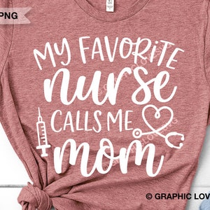 Mamá enfermera SVG PNG, Mi enfermera favorita me llama mamá SVG, Regalo para mamá enfermera, Regalo para el Día de la Madre, Mamá enfermera PNG, Camisetas de mamá enfermera orgullosas para planchar PNG
