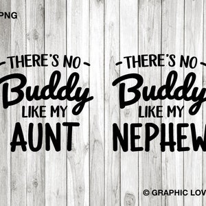 以下が含まれることがあります： 「THERE'S NO Buddy LIKE MY AUNT」と「THERE'S NO Buddy LIKE MY NEPHEW」のテキストが描かれた白黒のグラフィックデザイン。明るい木目調の背景に配置され、家族をテーマにした商品に適しています。