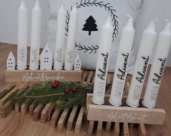 Adventkranz auf Holzleiste mit Stabkerze und Lichthaus