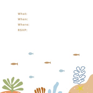 Può includere: Un invito colorato con il testo "Come Shell-abrate!" e spazio per compilare i dettagli dell'evento. La parte inferiore dell'invito presenta una scena sottomarina fantasiosa con coralli, alghe e stelle marine.