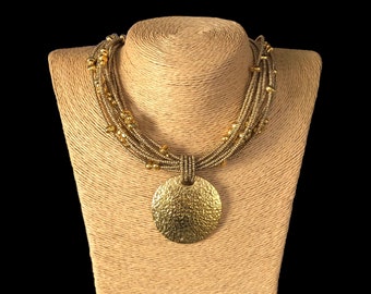 JOAN RIVERS Stazione multifilo con perline, collana con ciondolo amuleto color oro martellato, regolabile