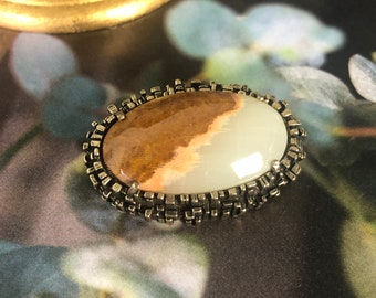 Spilla vintage MIRACLE color oro con cabochon in agata, brutalista, modernista, celtica, anni '60, anni '70, strutturata, moderna di metà secolo