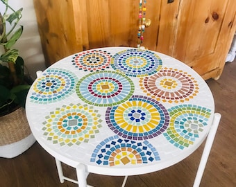 Table en mosaïque blanche colorée, table d'appoint