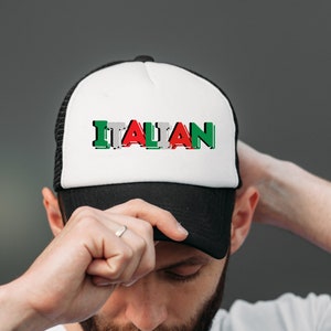 Peut inclure: Un chapeau de camionneur noir et blanc avec un panneau avant blanc sur lequel est inscrit le mot "ITALIAN" en lettres rouges, vertes et blanches.