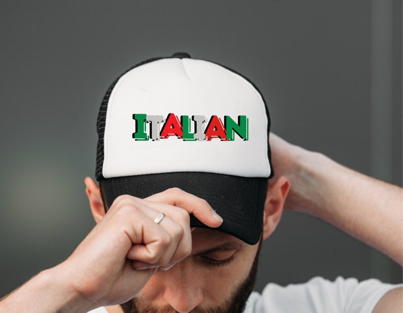 Peut inclure: Un chapeau de camionneur noir et blanc avec un panneau avant blanc sur lequel est inscrit le mot "ITALIAN" en lettres rouges, vertes et blanches.