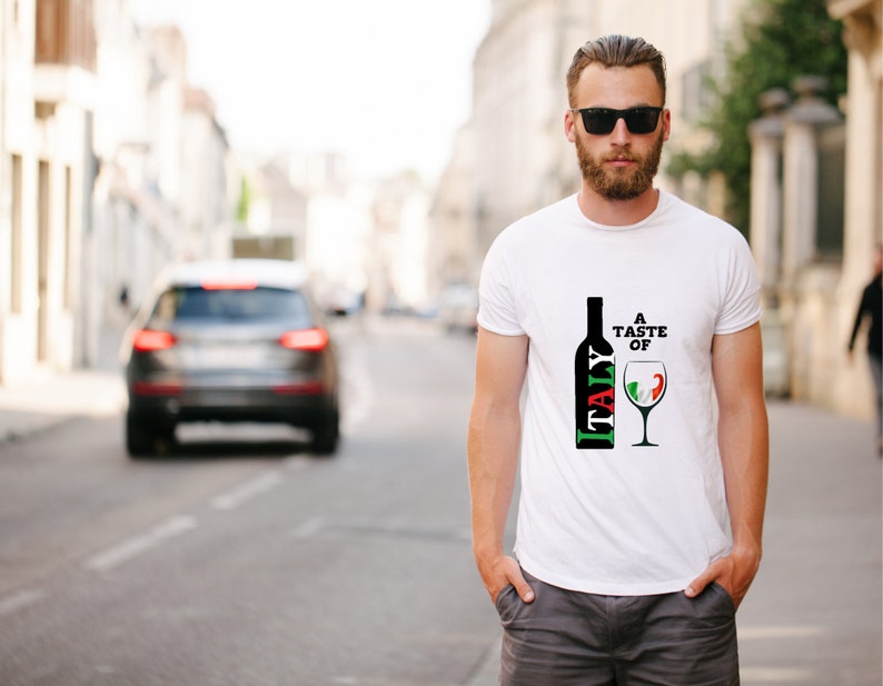 Peut inclure: T-shirt blanc avec un motif noir et rouge d'une bouteille de vin avec le mot "ITALIE" dessus. Le motif comprend &eacute;galement un verre de vin aux couleurs du drapeau italien.