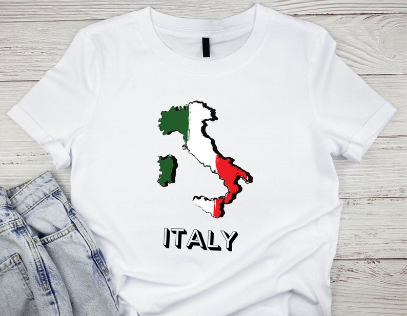 Peut inclure: T-shirt blanc avec un contour de l'Italie en vert, blanc et rouge, et le mot "ITALIE" imprim&eacute; en noir.