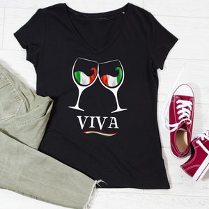 Peut inclure: T-shirt noir &agrave; col en V avec un motif de deux verres &agrave; vin avec le drapeau italien. Le texte "VIVA" est imprim&eacute; sous les verres.