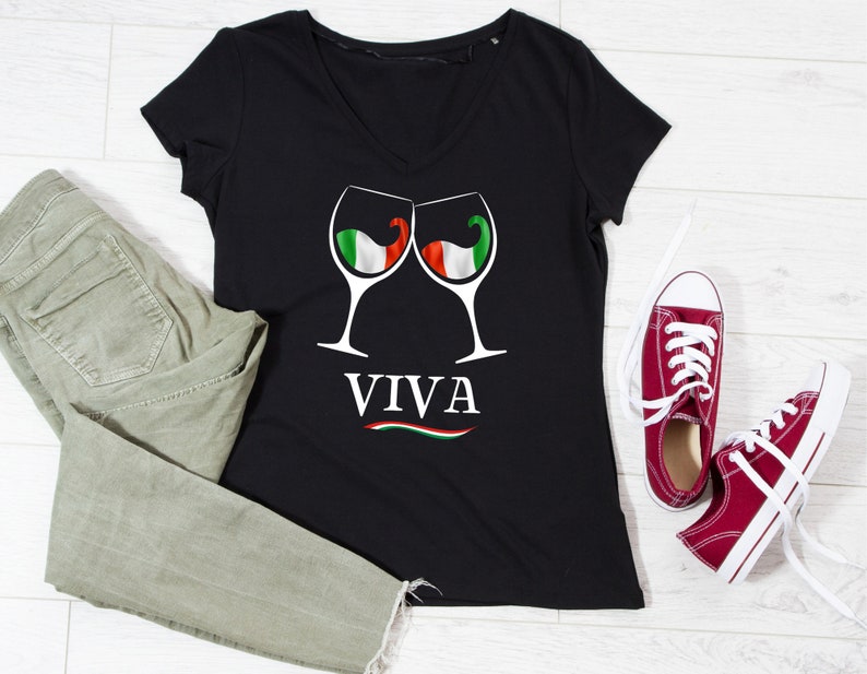 Peut inclure: T-shirt noir &agrave; col en V avec un motif de deux verres &agrave; vin avec le drapeau italien. Le texte "VIVA" est imprim&eacute; sous les verres.