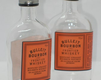 Bulleit Bourbon Whiskey Mini Liquor, bouteilles de 50 ml surcyclées dans des shakers au poivre salé