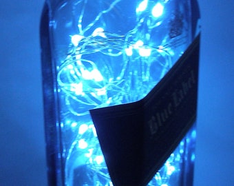 gin azul ou gênio saindo de uma lâmpada segurando um copo de vinho 6234238  Vetor no Vecteezy