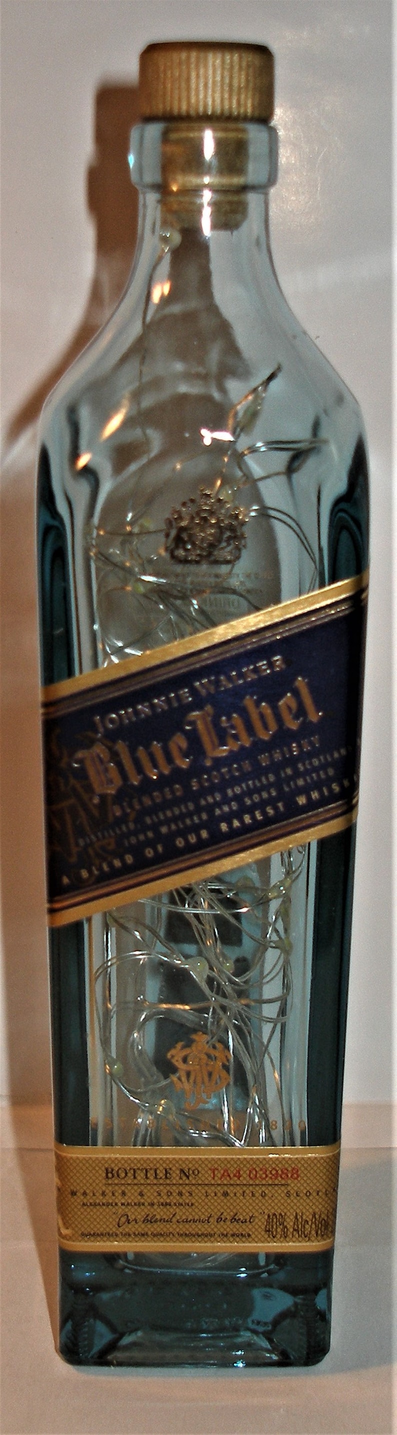 K&ouml;nnte beinhalten: Eine durchsichtige Glasflasche mit Johnnie Walker Blue Label Blended Scotch Whisky. Das Etikett ist gold und blau mit dem Text "Johnnie Walker Blue Label" und "Eine Mischung aus unseren seltensten Whiskys". Die Flasche hat einen Alkoholgehalt von 40%.