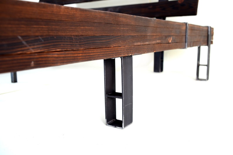 CHYRKA® Massivholzbett Balkenbett Doppelbett Massivholz LEMBERG Loft Vintage Industrie Design Handmade Holz Metall Bild 5