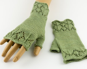 Knitting pattern fingerless mitts with lace