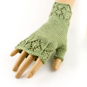 Knitting pattern fingerless mitts with lace