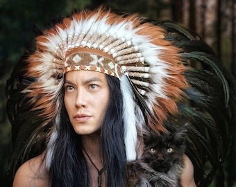 Langer brauner Indianer Kopfschmuck Replik mit echten Hahnenfedern und braunem und weißem Fell und goldfarbener Perlenarbeit vorne