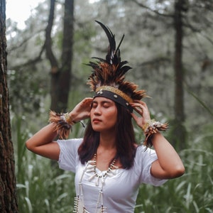 Ensemble de couronnes de Papouasie : Couronne. Plumes de bras, bracelets de cheville et collier en os.