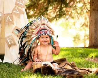 Baby 9 bis 18 Monate 47cm Indianer Kopfschmuck Replik mit Türkisen und schwarzen Hahnenfedern