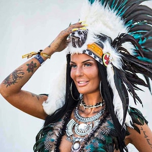 Mohawk nativo verde, tocado de plumas de traje indio, plumas de gallo verde. Diadema sombrero tocado inspirado en traje de plumas
