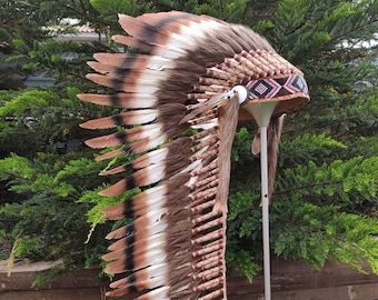 Réplique de longue coiffe indienne brune faite de plumes de cygne brunes et noires et de perles sur le devant