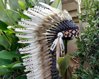 Réplique de coiffure indienne longue faite avec des plumes de cygne blanc peintes en noir avec le travail de perle noire dans l’avant