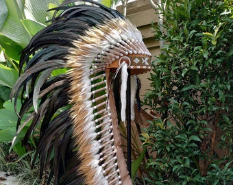 Langer brauner indischer Kopfschmuck mit echten Hahnenfedern und braunem und weißem Fell und Goldperlenarbeit in der Vorderseite