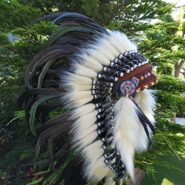 Medium Indian Headdress Replica gemaakt met echte witte en zwarte haanveren en witte vacht