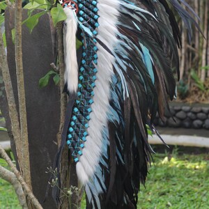 K&ouml;nnte beinhalten: Ein indianischer Kopfschmuck mit schwarzen, wei&szlig;en und blauen Federn. Der Kopfschmuck ist aus Leder und hat ein Band mit Perlen.