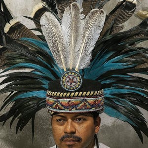 Tocado Azteca con Plumas Naturales et Chaquira | Hecho a Mano | Ideal para Danzas, Ritual, Fiesta o Decoración Tradicional