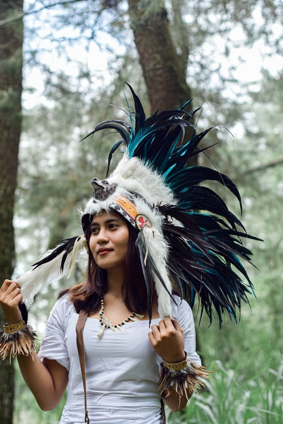 Mohawk nativo turquesa, tocado de plumas de traje indio, plumas de gallo  turquesa. Sombrero de diadema Tocado inspirado en traje de plumas -   México