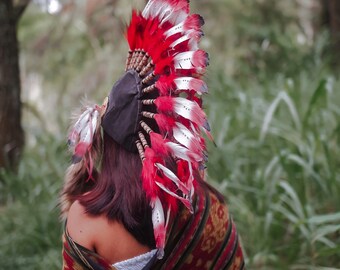 Mohawk nativo rojo, tocado de plumas de traje indio, plumas rojas. Diadema,  sombrero, traje de plumas, tocado inspirado -  España