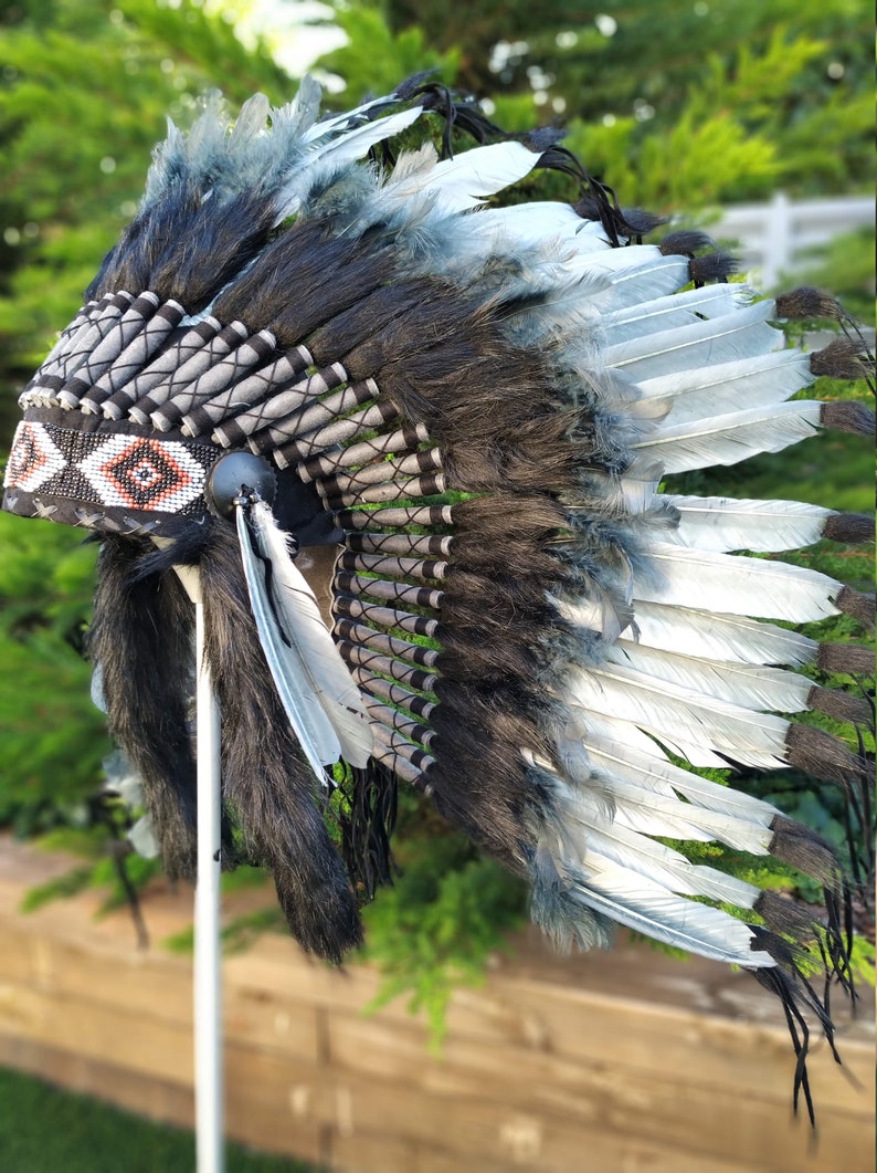 Gebürtiger Indianischer Kopfschmuck Mit Federn In Einer Skizzenart Für Danksagungstag Auch Im Corel Abgehobenen Betrag 74987731