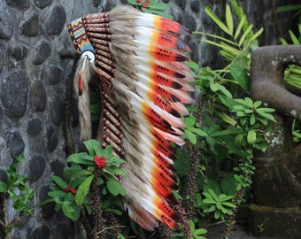 Toutes les tailles Enfants Coiffe Indienne Réplique Longue faite avec des plumes de cygne rouge noir et blanc et des perles sur le devant.