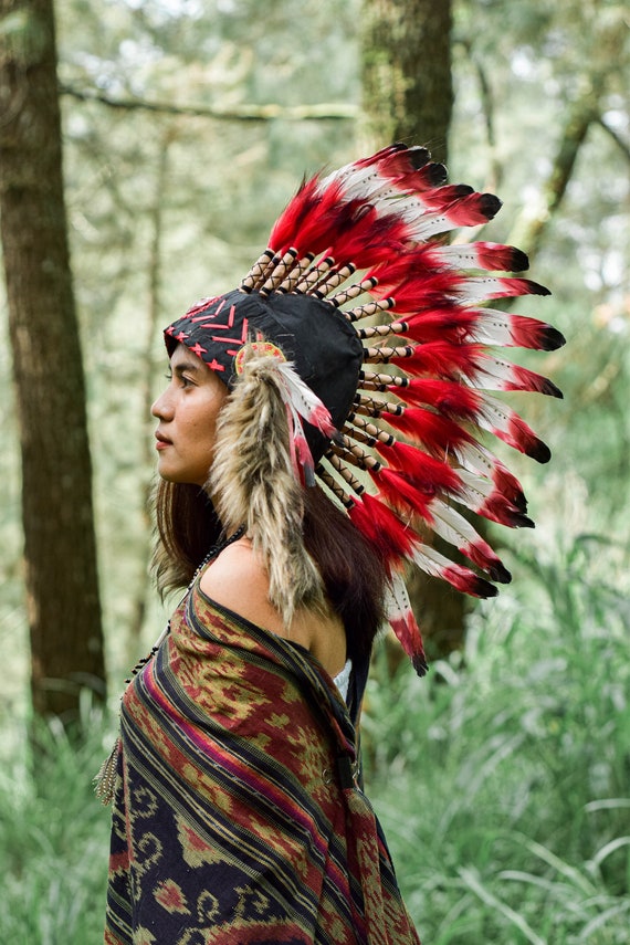 Mohawk nativo rojo, tocado de plumas de traje indio, plumas rojas. Diadema,  sombrero, traje de plumas, tocado inspirado -  España